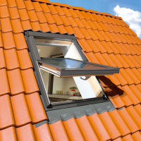 Мансардное окно FAKRO FTS-V U2, среднеповоротное
